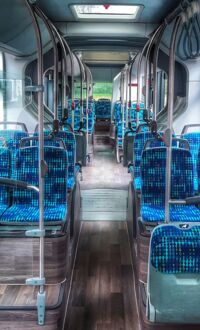Bussitze innerhalb eines Oberleitungsbusses